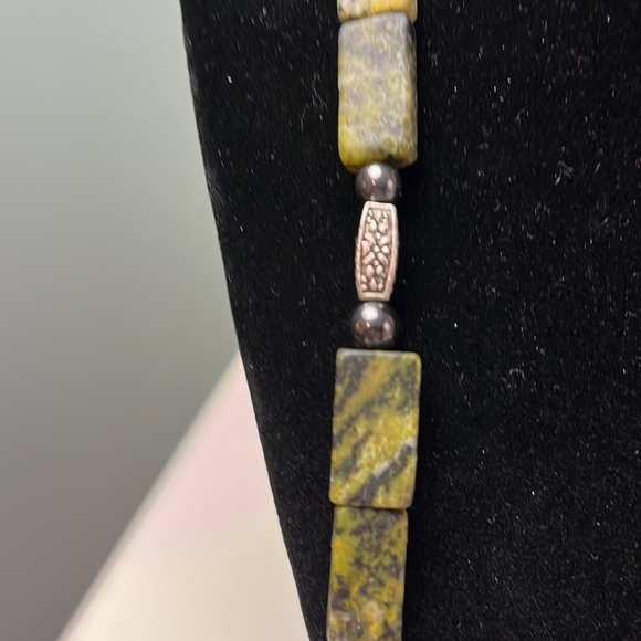N71. Green stone necklace. - Picture 3 of 4